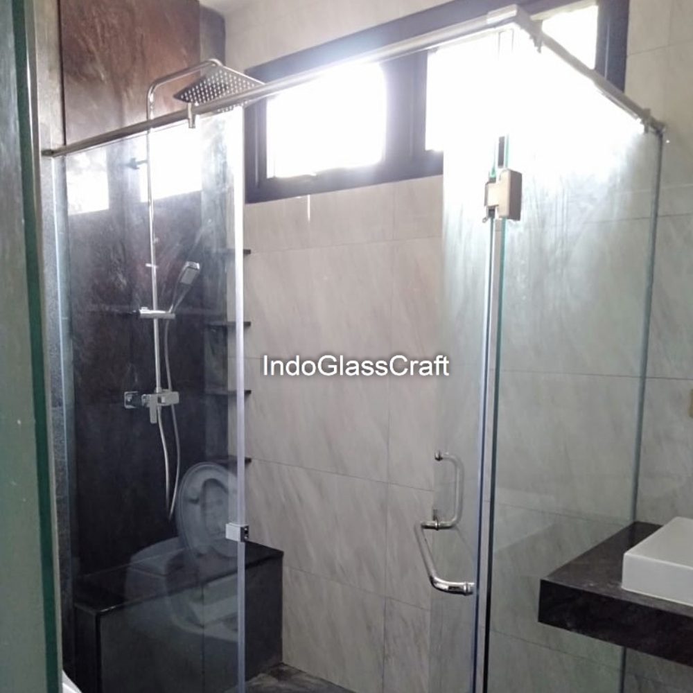 Penyekat dinding dan pintu kaca tempered kamar mandi di hotel omaya